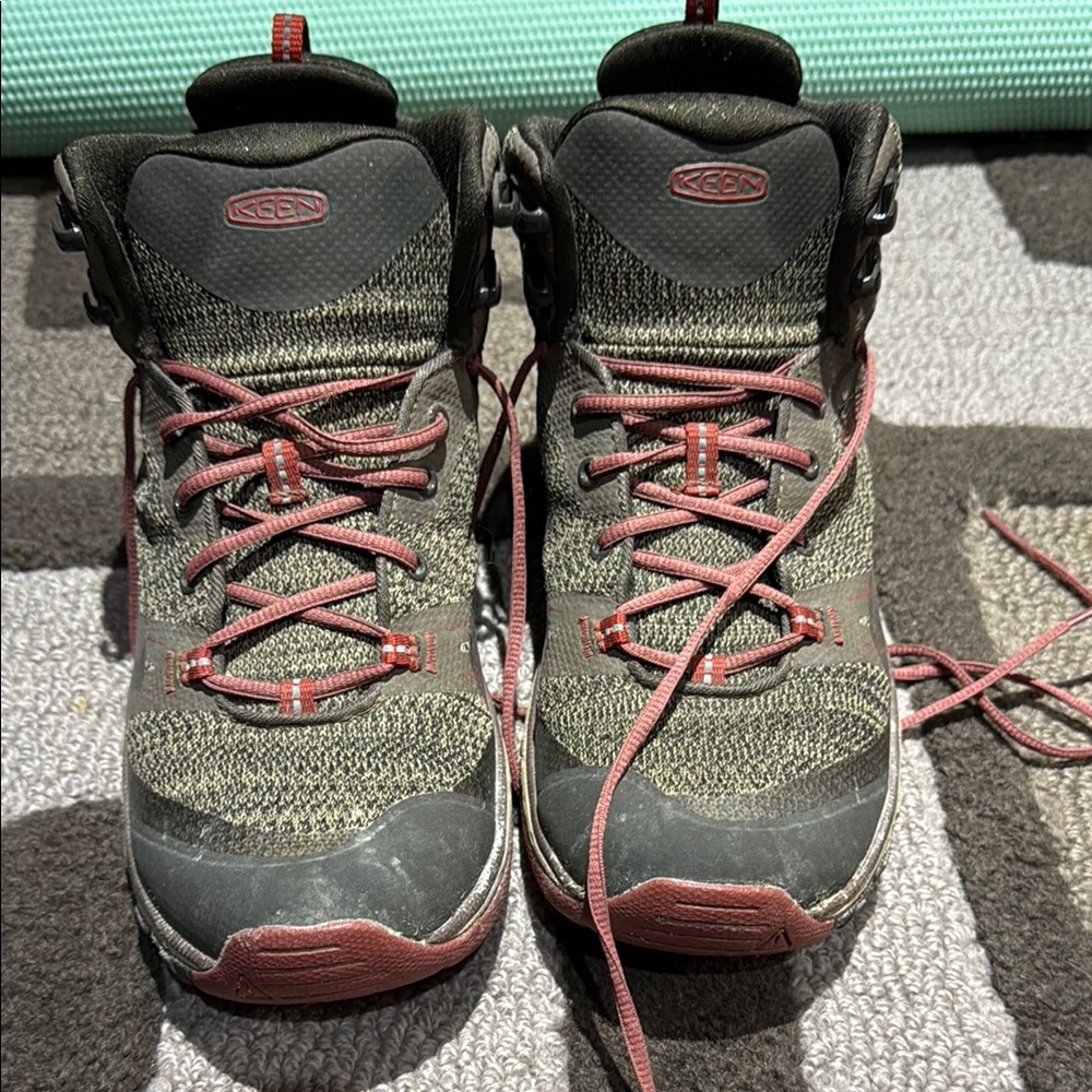 Keen Terradora Hiking Boots, size 8